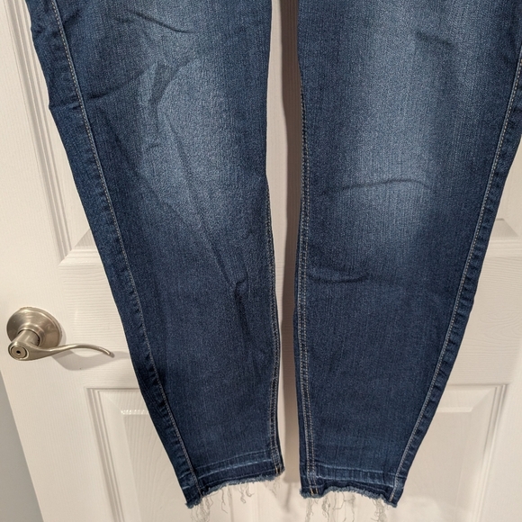 Torrid Dark Wash Bombshell Skinny Premium Stretch High-Rise Jean in Size 20R - Picture 5 of 15